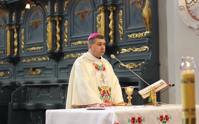 Mszy św. przewodniczył biskup solenizant.