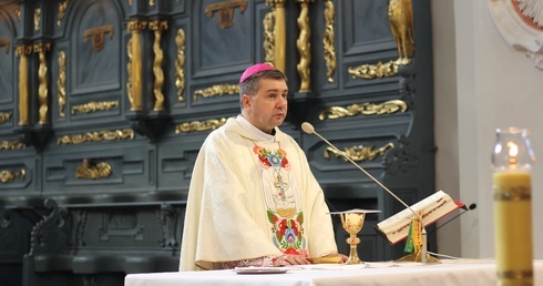 Mszy św. przewodniczył biskup solenizant.