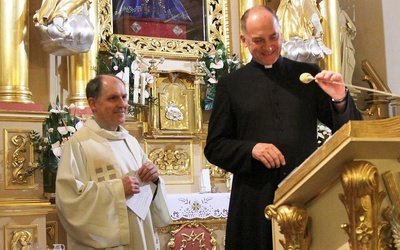 Ks. Andrzej Muszala (L) i ks. Piotr Konieczny w hałcnowkiej bazylice Nawiedzenia NMP