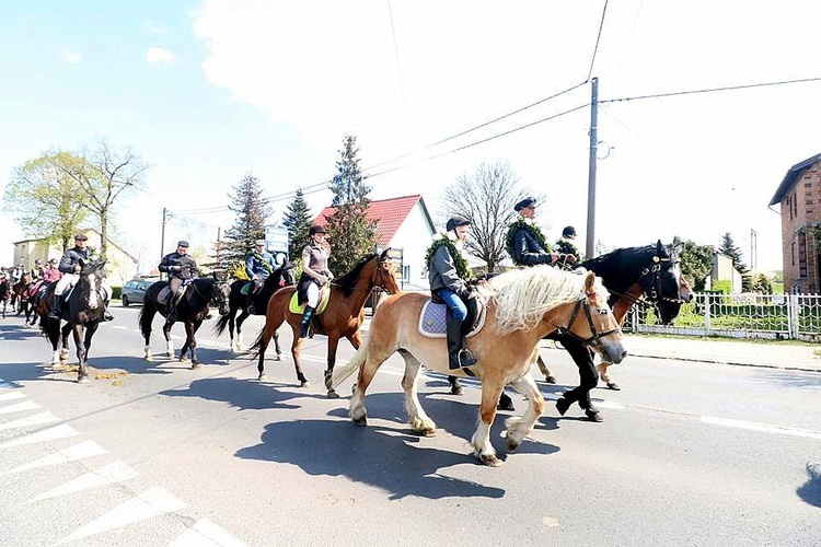 Procesja konna w Ostropie [ZDJĘCIA]