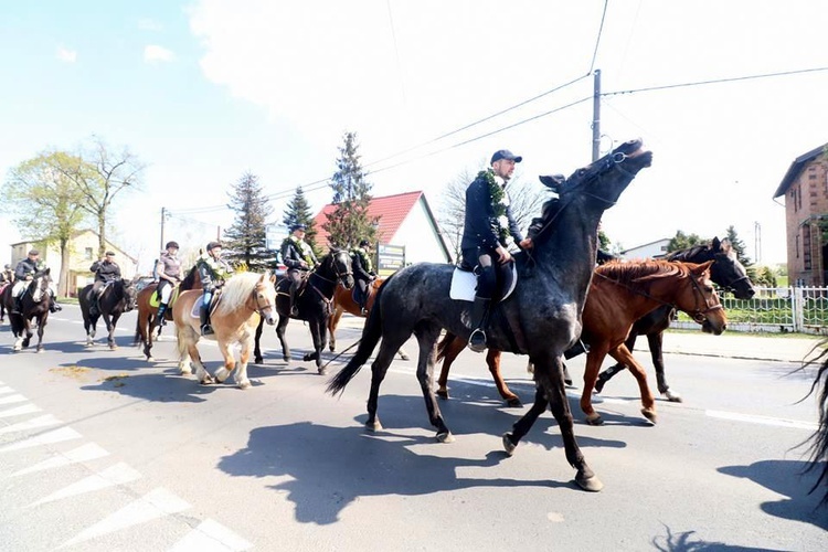 Procesja konna w Ostropie [ZDJĘCIA]