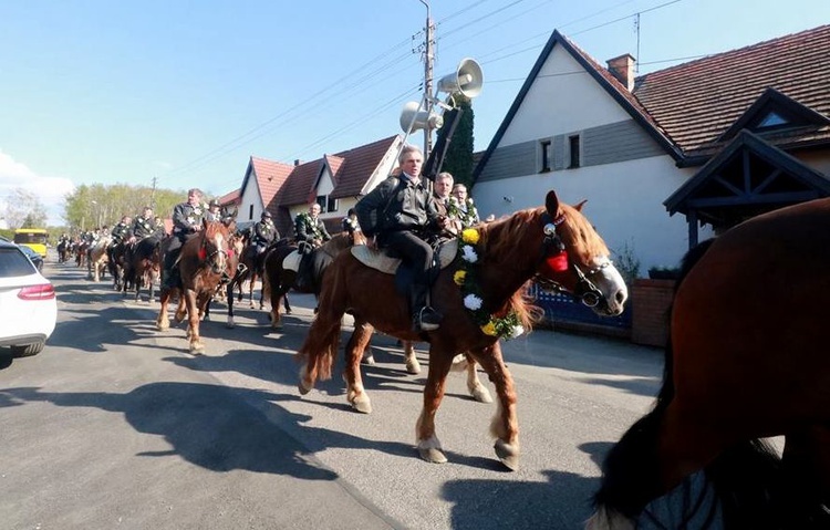 Procesja konna w Ostropie [ZDJĘCIA]