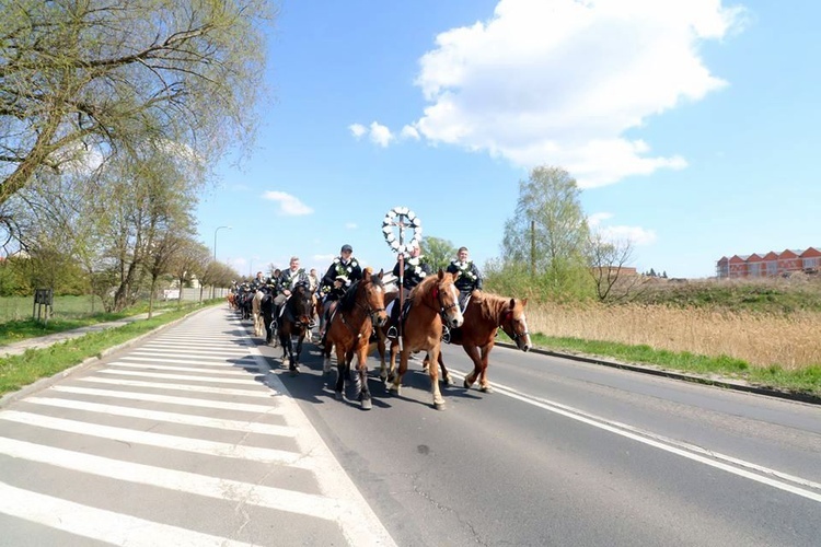 Procesja konna w Ostropie [ZDJĘCIA]