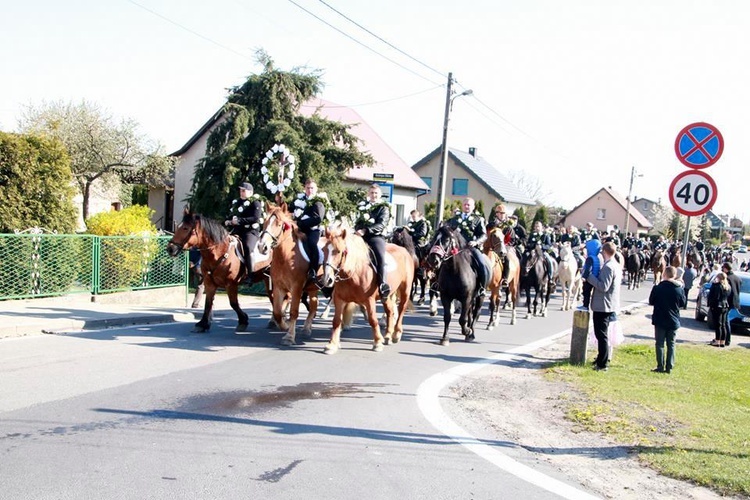 Procesja konna w Ostropie [ZDJĘCIA]