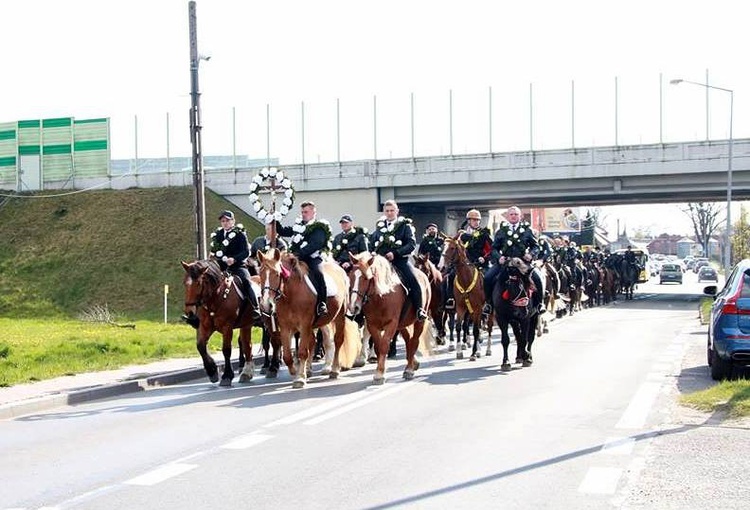 Procesja konna w Ostropie [ZDJĘCIA]