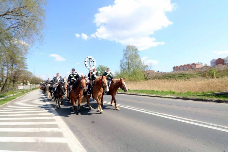 Procesja konna w Ostropie [ZDJĘCIA]