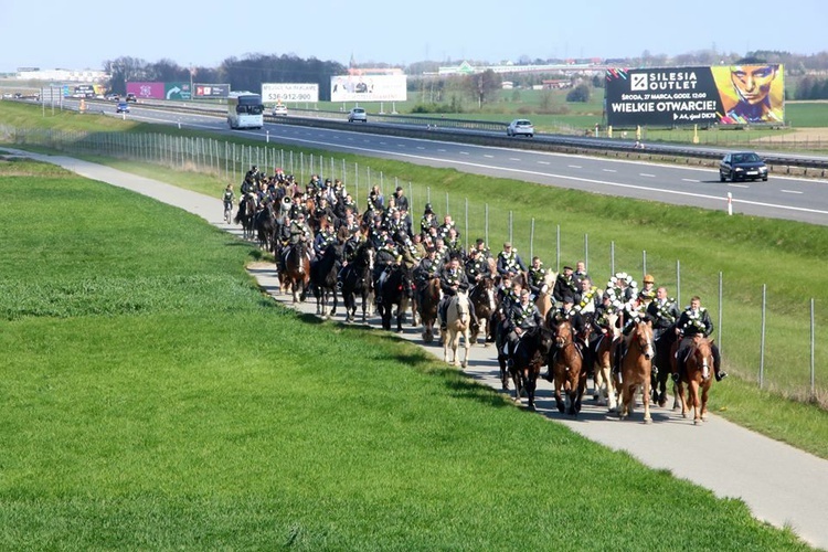 Procesja konna w Ostropie [ZDJĘCIA]