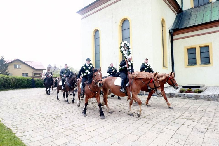 Procesja konna w Ostropie [ZDJĘCIA]