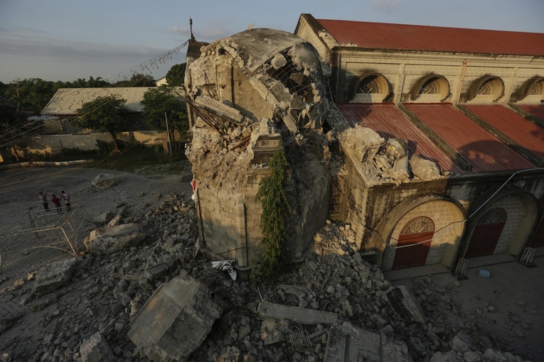 Filipiny: Wzrosła liczba ofiar śmiertelnych trzęsienia ziemi