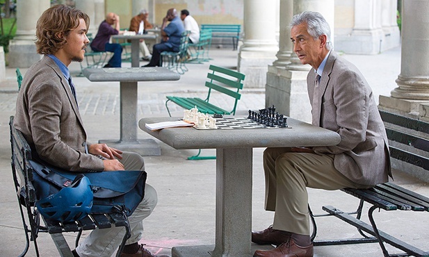 Dziennikarz (Brenton Thwaites) zastanawia się, jakie pytania zadać komuś, kto twierdzi, że jest Bogiem (David Strathairn).