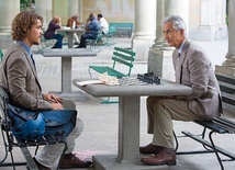 Dziennikarz (Brenton Thwaites) zastanawia się, jakie pytania zadać komuś, kto twierdzi, że jest Bogiem (David Strathairn).