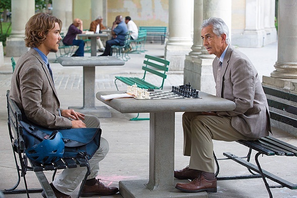 Dziennikarz (Brenton Thwaites) zastanawia się, jakie pytania zadać komuś, kto twierdzi, że jest Bogiem (David Strathairn).