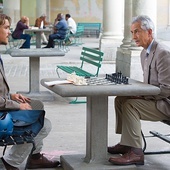 Dziennikarz (Brenton Thwaites) zastanawia się, jakie pytania zadać komuś, kto twierdzi, że jest Bogiem (David Strathairn).