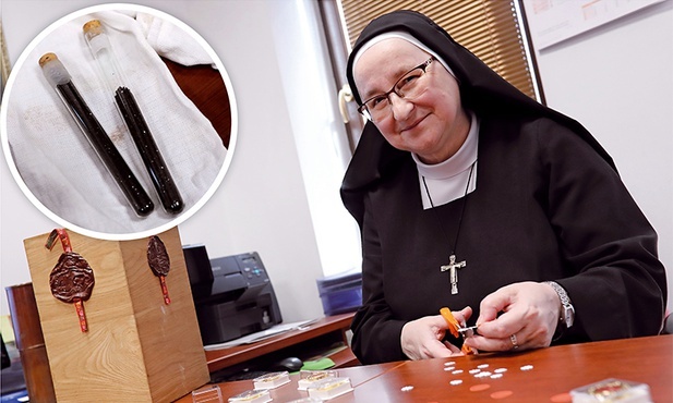 S. Helena Duchnowska przygotowuje i wysyła na cały świat relikwie krwi ks. Jerzego Popiełuszki.