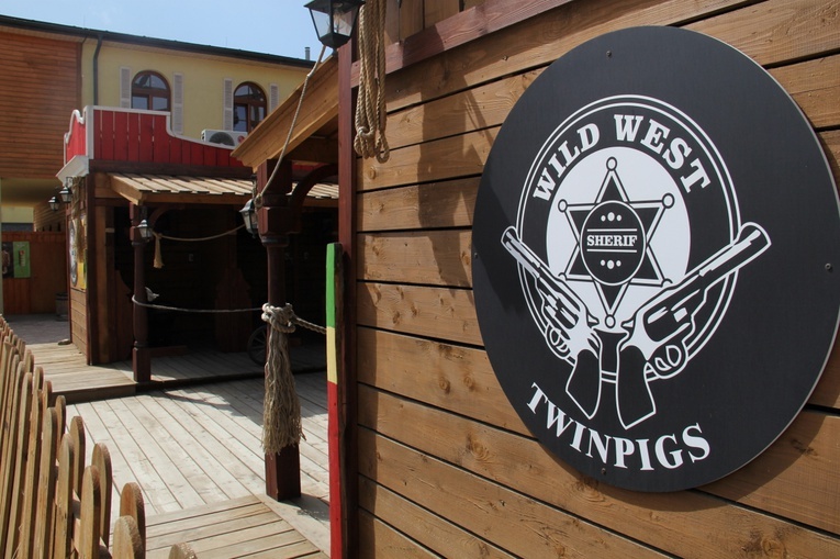 Twinpigs przed otwarciem