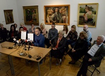 Marek Słupek prezentuje pismo do marszałka Adama Struzika oraz Ministra Kultury i Dziedzictwa Narodowego.