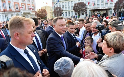 Prezydent i premier liderami rankingu zaufania Polaków; liderzy PO i PiS - nieufności