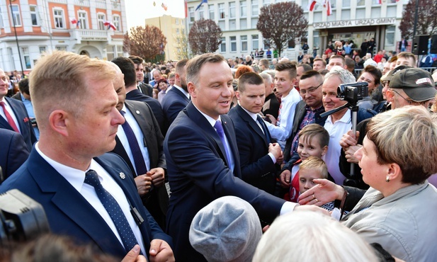 Prezydent i premier liderami rankingu zaufania Polaków; liderzy PO i PiS - nieufności