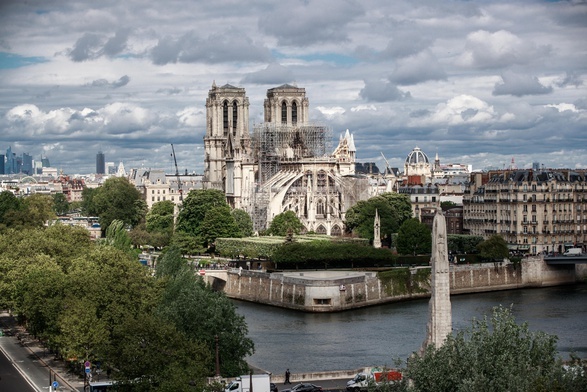 Historycy przestrzegają przed "upiększaniem" katedry Notre Dame