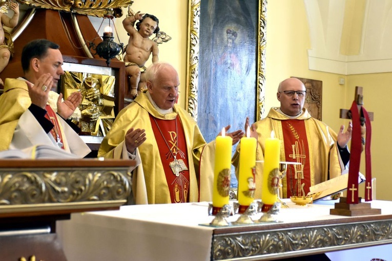 Przy ołtarzu stanął m.in. ks. Marek Korgul, kursowy kolega zmarłego ekonoma.