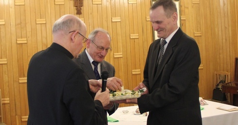 Dzielenie się jajkiem podczas świątecznego spotkania. Od lewej ks. prał. Edward Poniewierski i Jan Rejczak.