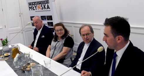 Uczestnicy debaty. Od lewej Karol Semik, Bernadetta Kudas i ks. Adam Maj COr. Z prawej Jakub Mitek, moderator dyskusji.