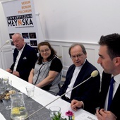 Uczestnicy debaty. Od lewej Karol Semik, Bernadetta Kudas i ks. Adam Maj COr. Z prawej Jakub Mitek, moderator dyskusji.
