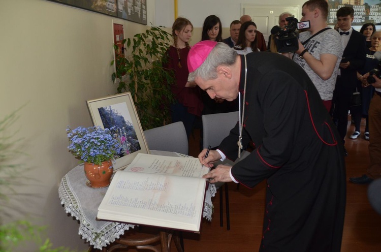 Odsłonięcie tablicy poświęconej śp. bp. Marianowi Zimałkowi. 