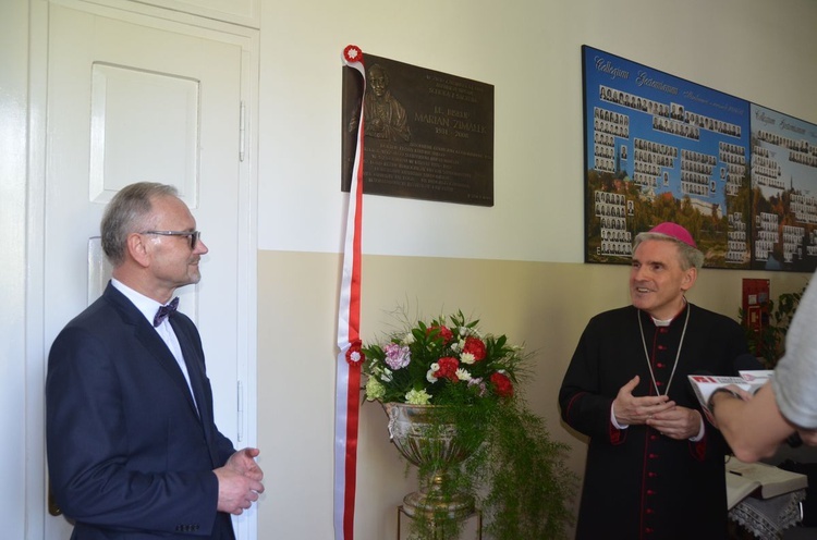 Odsłonięcie tablicy poświęconej śp. bp. Marianowi Zimałkowi. 