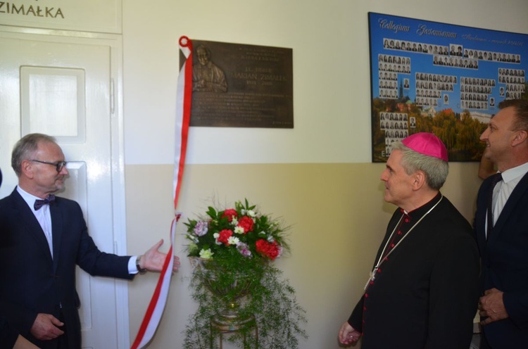 Odsłonięcie tablicy poświęconej śp. bp. Marianowi Zimałkowi. 