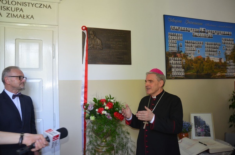 Odsłonięcie tablicy poświęconej śp. bp. Marianowi Zimałkowi. 