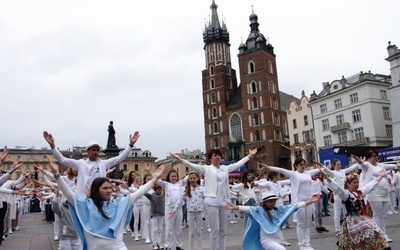 Kraków. 570 osób zatańczyło na Rynku Głównym dla Jezusa Miłosiernego