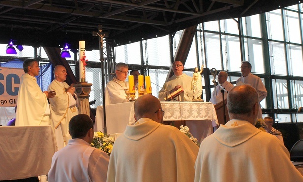 Bp Siemieniewski: Dzieje Apostolskie na naszych oczach odzyskały aktualność