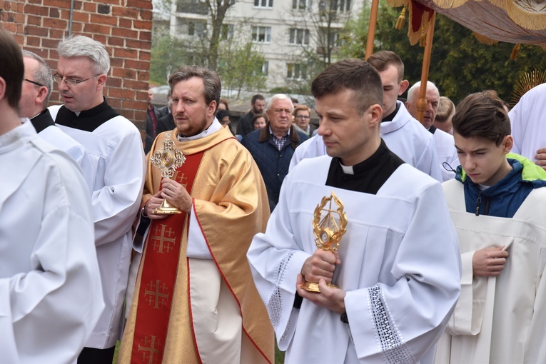 W czasie procesji niesiono relikwie świętych