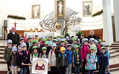W bazylice Bożego Miłosierdzia maluchy wysłuchały katechezy i odmówiły Koronkę do Miłosierdzia Bożego. Na zdjęciu dzieci z przedszkola w Mokrzyskach.