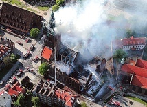 ▲	22 maja 2006 r. ogień zniszczył doszczętnie dach gdańskiej świątyni  św. Katarzyny. Cały czas trwa jej renowacja.