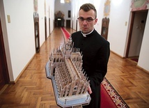 Kleryk Marcin z modelem Duomo di Milano.