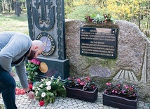 ◄	Spotkanie w rocznicę ludobójstwa odbyło się przy chaczkarach na Górze Polanowskiej i w Szczecinku.