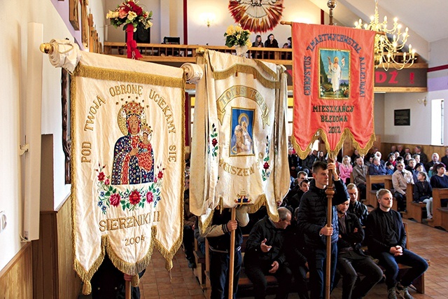 ▲	W Boczkach mężczyźni po świętach uczestniczą w Eucharystii.