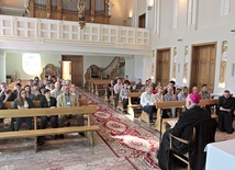 ▲	Dużą część uczestników stanowili członkowie formacji deuterokatechumenalnej.