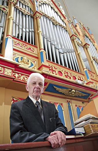▲	Kazimierz Solik i znakomite, XIX-wieczne organy w kościele w Marklowicach.