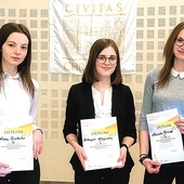 Od lewej: Anna Grabolus (I miejsce), Katarzyna Głogowska  (II miejsce) i Weronika Paruzel (III miejsce).