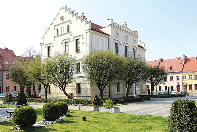 Budynek znajduje się na rynku.