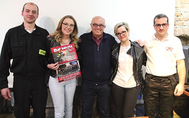 Spotkanie „Akademii nie z tej ziemi” w Galerii Wzgórze – strażacy ochotnicy z Czechowic- -Dziedzic z dr. Andrzejem Soleckim. Od lewej: Paweł Hess z żoną Karoliną, dr Solecki oraz Małgorzata  i Krzysztof Ryłkowie.