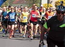 ▲	Punktualnie o 14.00 zawodnicy wyruszyli na 10-kilometrową trasę.