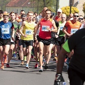 ▲	Punktualnie o 14.00 zawodnicy wyruszyli na 10-kilometrową trasę.