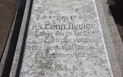 ▲	Kapłan jest pochowany na cmentarzu w Dąbrówce Wielkopolskiej.