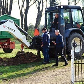 Trwa budowa parkingu kościelnego (ks. proboszcz z prawej).