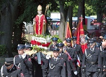 ▲	Procesja z figurą  i relikwiami  świętego.