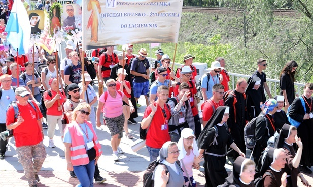 Pielgrzymi w drodze do sanktuarium Bożego Miłosierdzia.